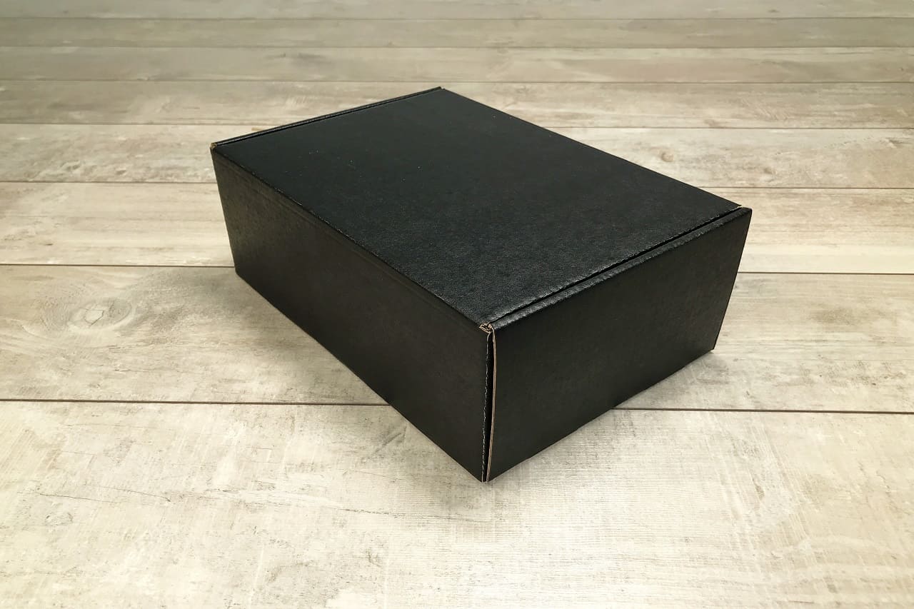 Черная окрашенная коробка 225х160х100 мм, вариант 2